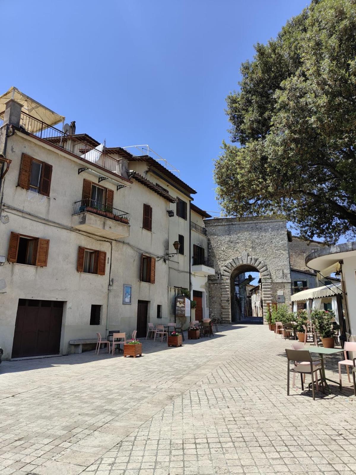 Ferienwohnung La Casa In Piazza Toffia Exterior foto