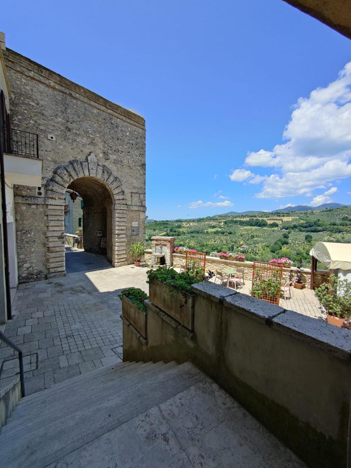 Ferienwohnung La Casa In Piazza Toffia Exterior foto
